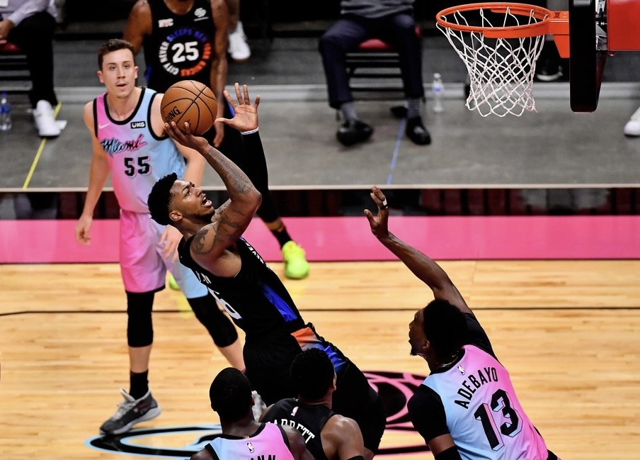  巴特勒关键球热火险胜尼克斯  